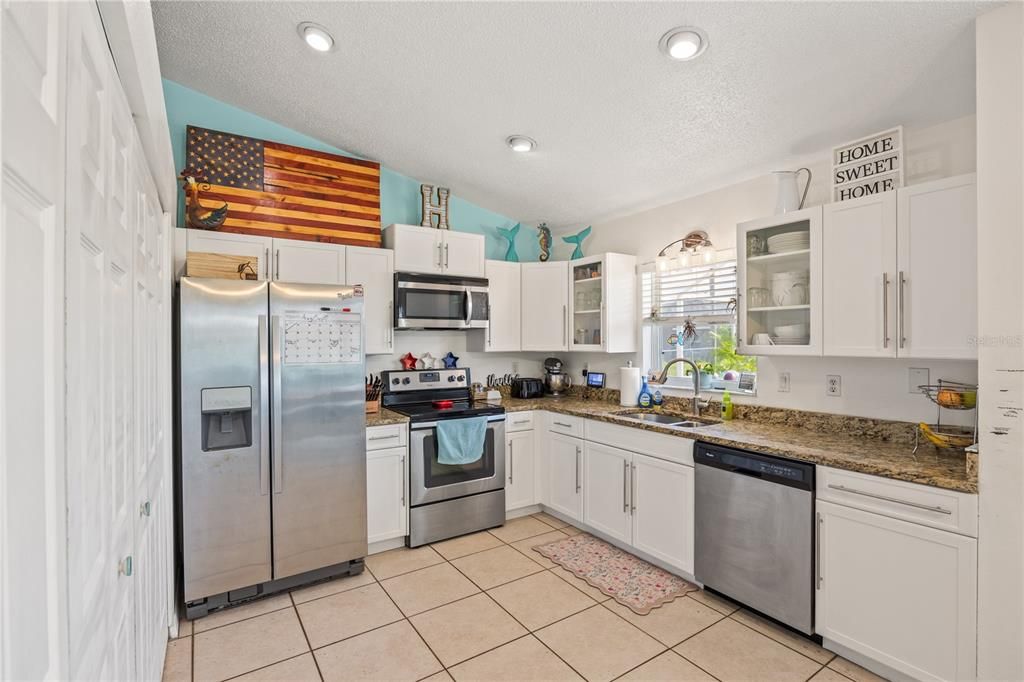 Active With Contract: $295,000 (3 beds, 2 baths, 1198 Square Feet)