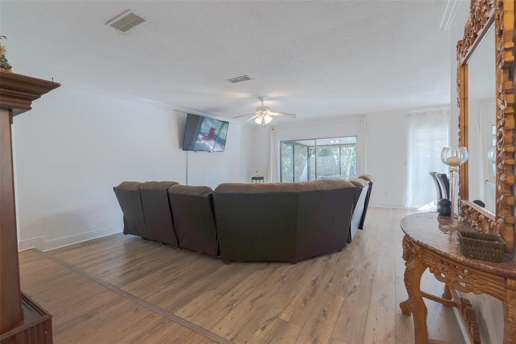 For Sale: $280,000 (3 beds, 2 baths, 1374 Square Feet)