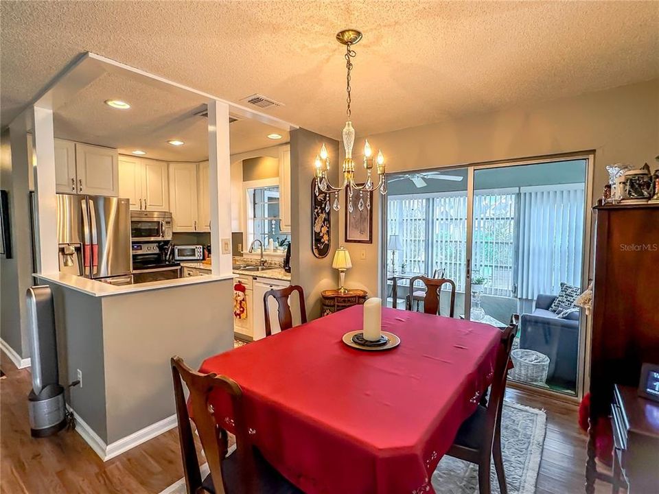 For Sale: $174,900 (2 beds, 2 baths, 984 Square Feet)