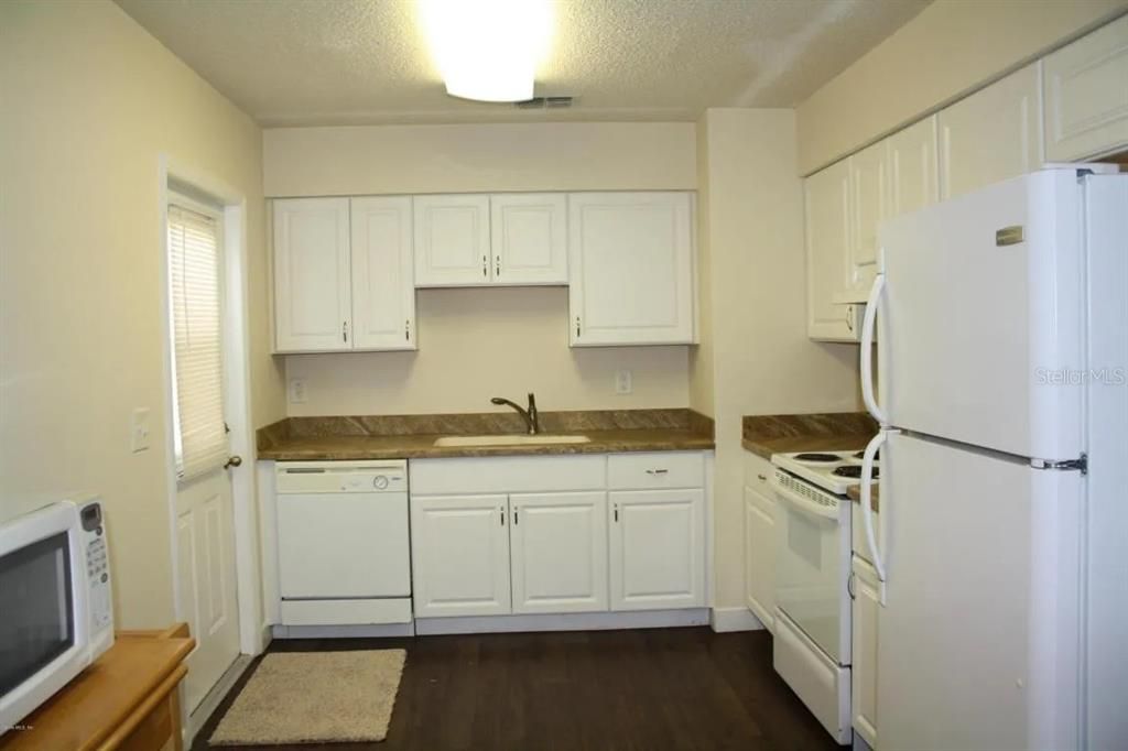 For Rent: $1,300 (2 beds, 2 baths, 864 Square Feet)