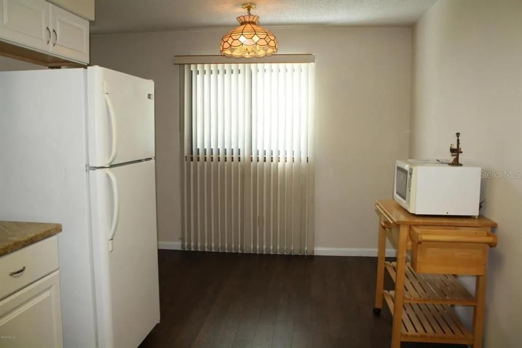 For Rent: $1,300 (2 beds, 2 baths, 864 Square Feet)