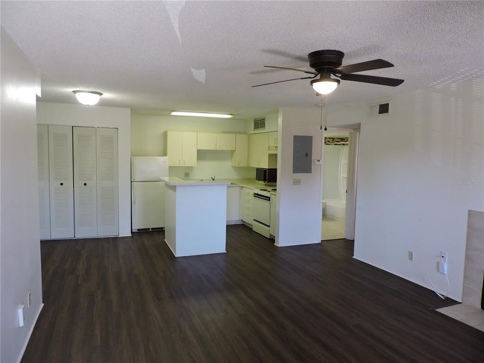 Active With Contract: $1,195 (1 beds, 1 baths, 712 Square Feet)