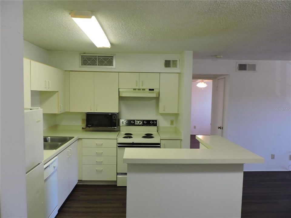 Active With Contract: $1,195 (1 beds, 1 baths, 712 Square Feet)