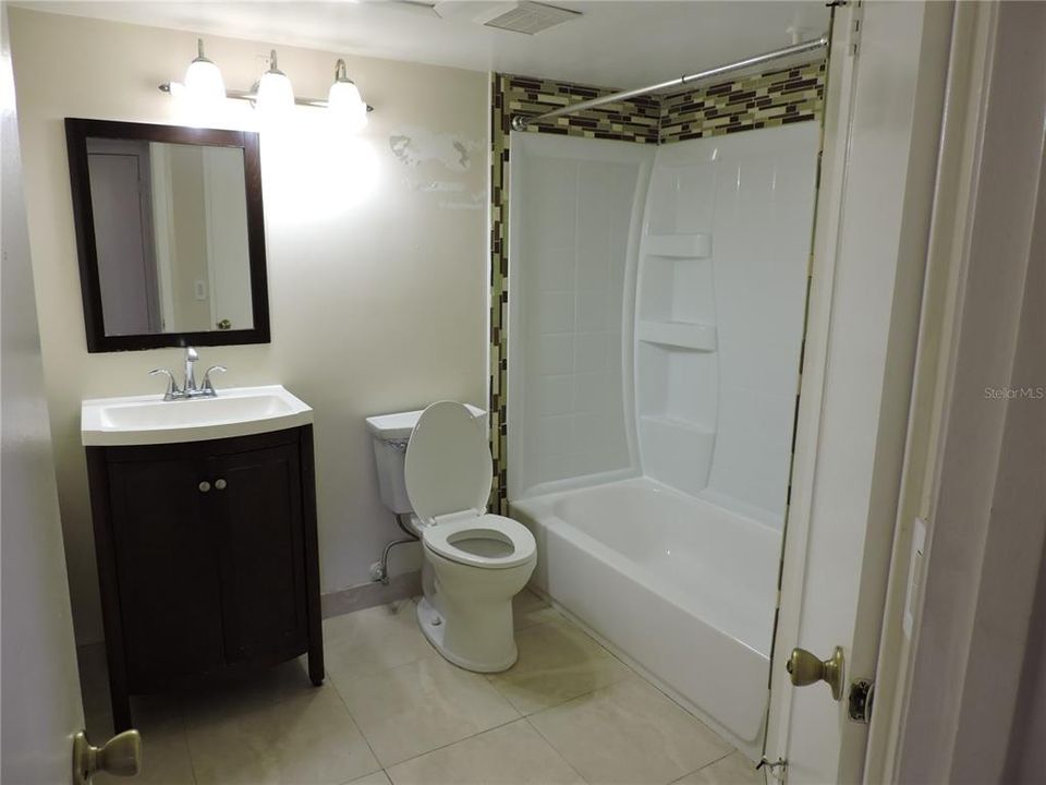 Active With Contract: $1,195 (1 beds, 1 baths, 712 Square Feet)