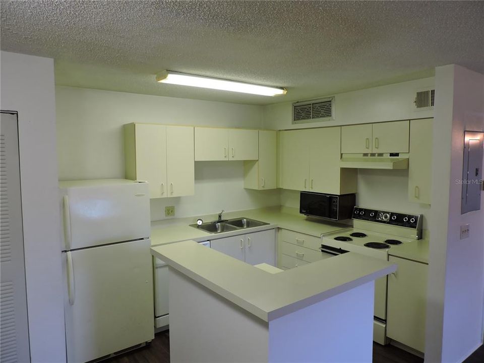 Active With Contract: $1,195 (1 beds, 1 baths, 712 Square Feet)