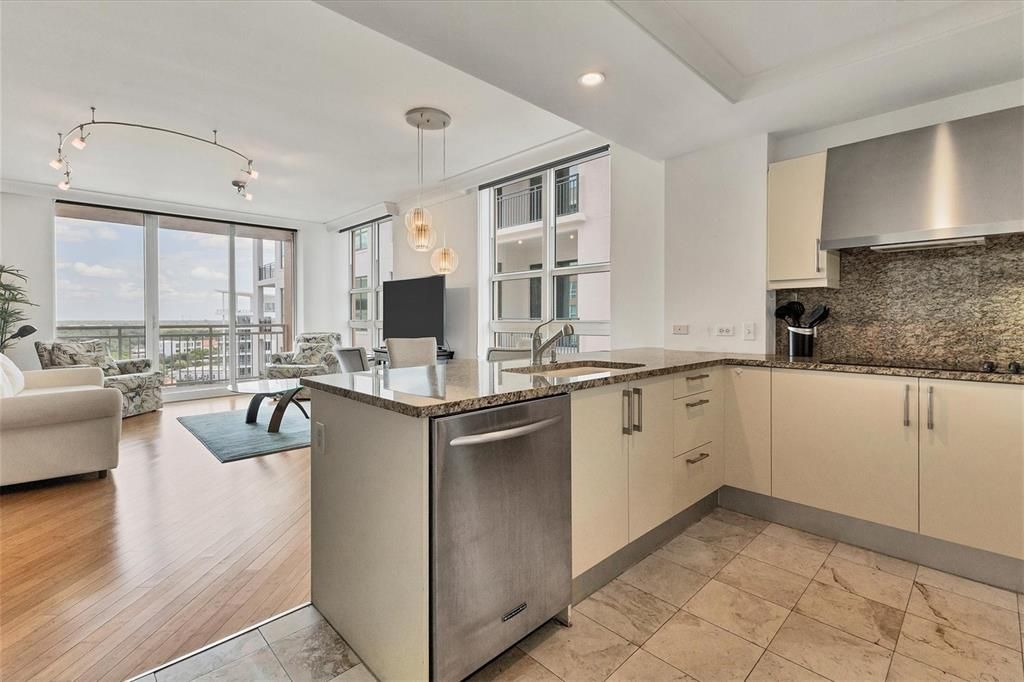 For Sale: $575,000 (1 beds, 1 baths, 895 Square Feet)