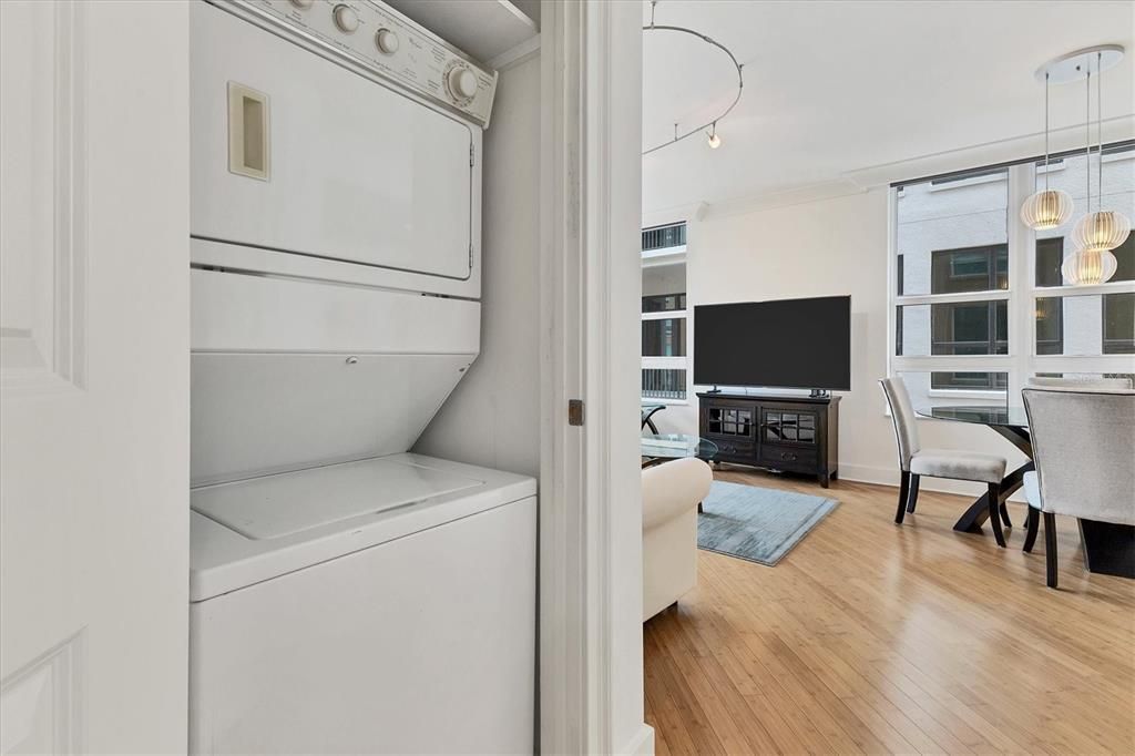 For Sale: $575,000 (1 beds, 1 baths, 895 Square Feet)