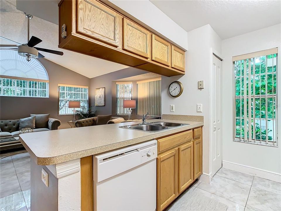 For Sale: $260,000 (2 beds, 2 baths, 1066 Square Feet)