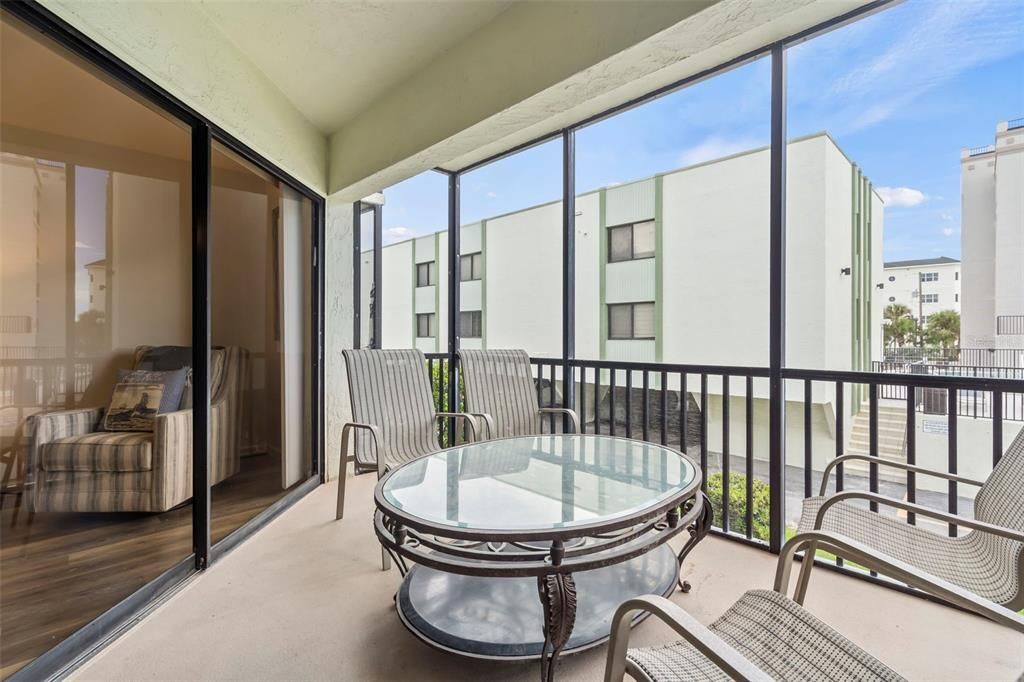 For Sale: $599,000 (1 beds, 1 baths, 706 Square Feet)