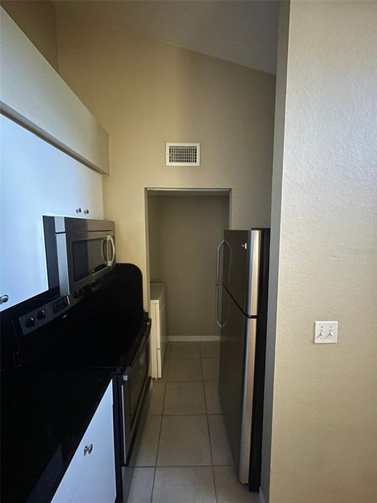 Active With Contract: $1,250 (1 beds, 1 baths, 650 Square Feet)