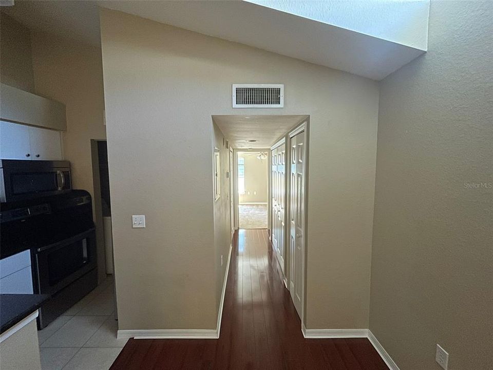 Active With Contract: $1,250 (1 beds, 1 baths, 650 Square Feet)