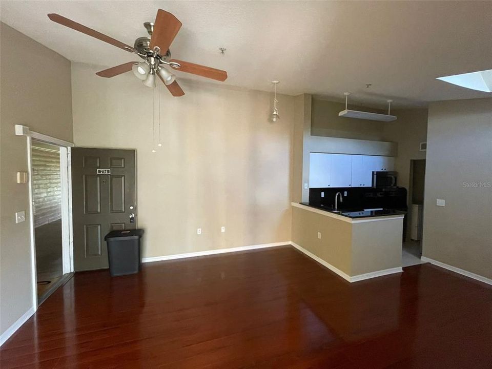 Active With Contract: $1,250 (1 beds, 1 baths, 650 Square Feet)