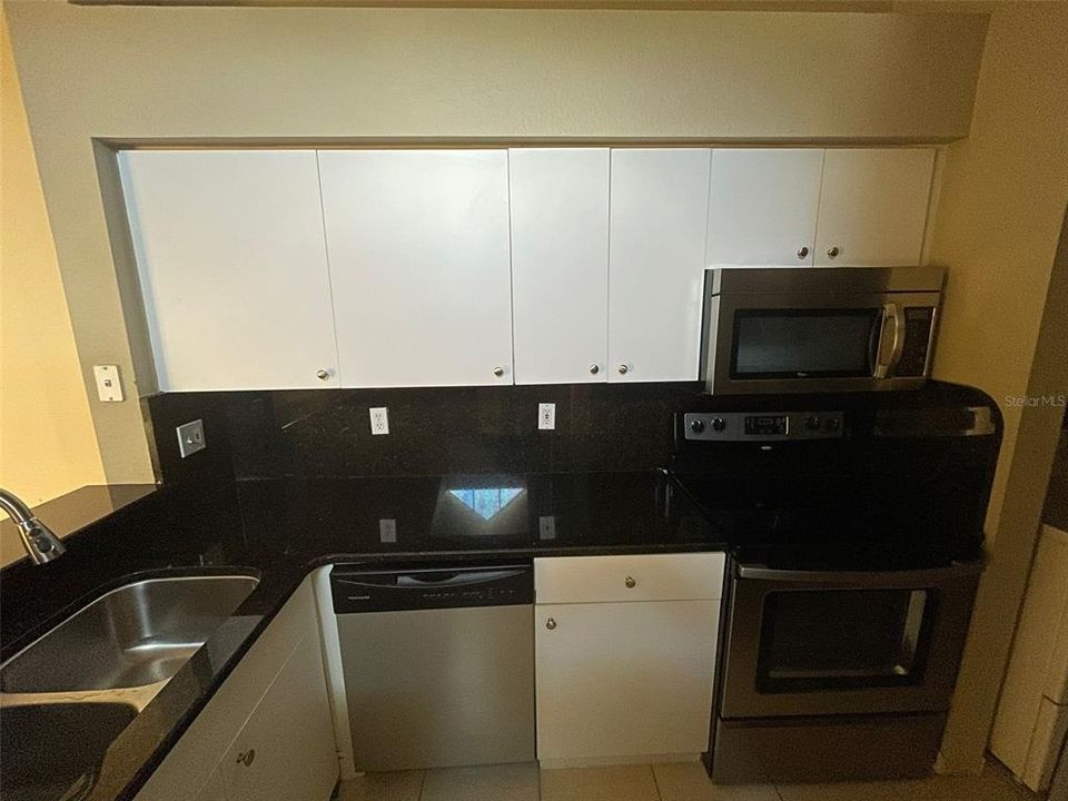 Active With Contract: $1,250 (1 beds, 1 baths, 650 Square Feet)