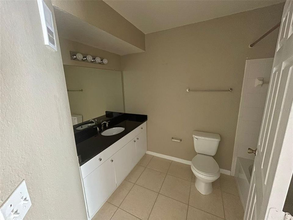 Active With Contract: $1,250 (1 beds, 1 baths, 650 Square Feet)