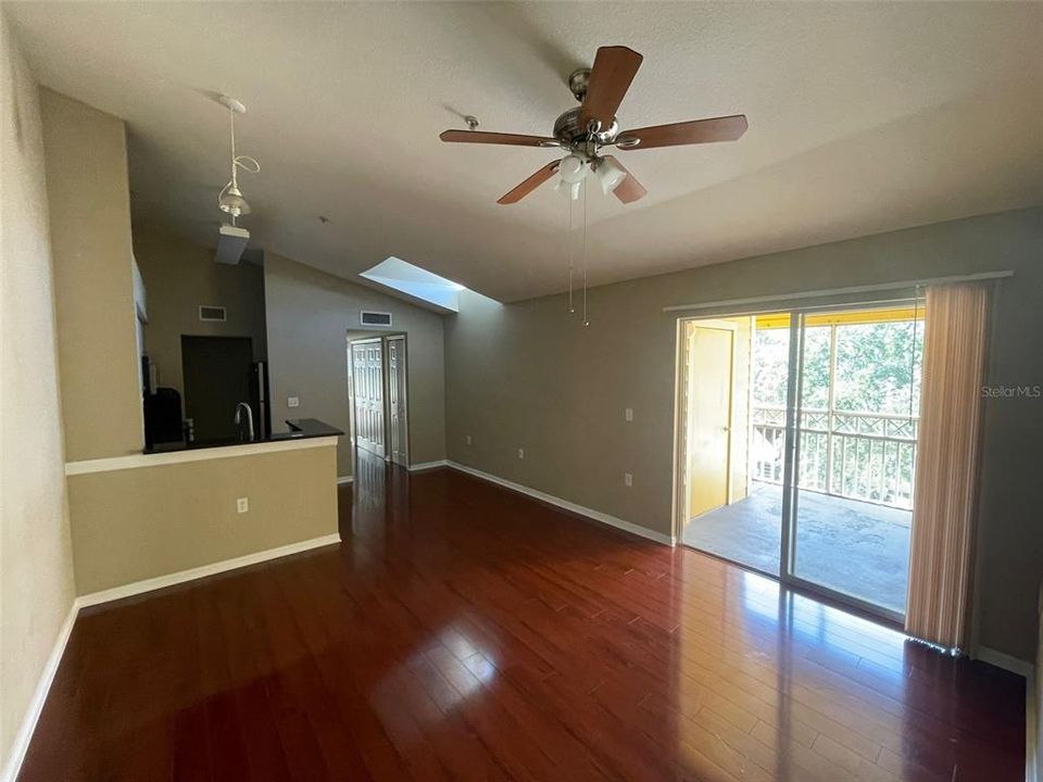 Active With Contract: $1,250 (1 beds, 1 baths, 650 Square Feet)