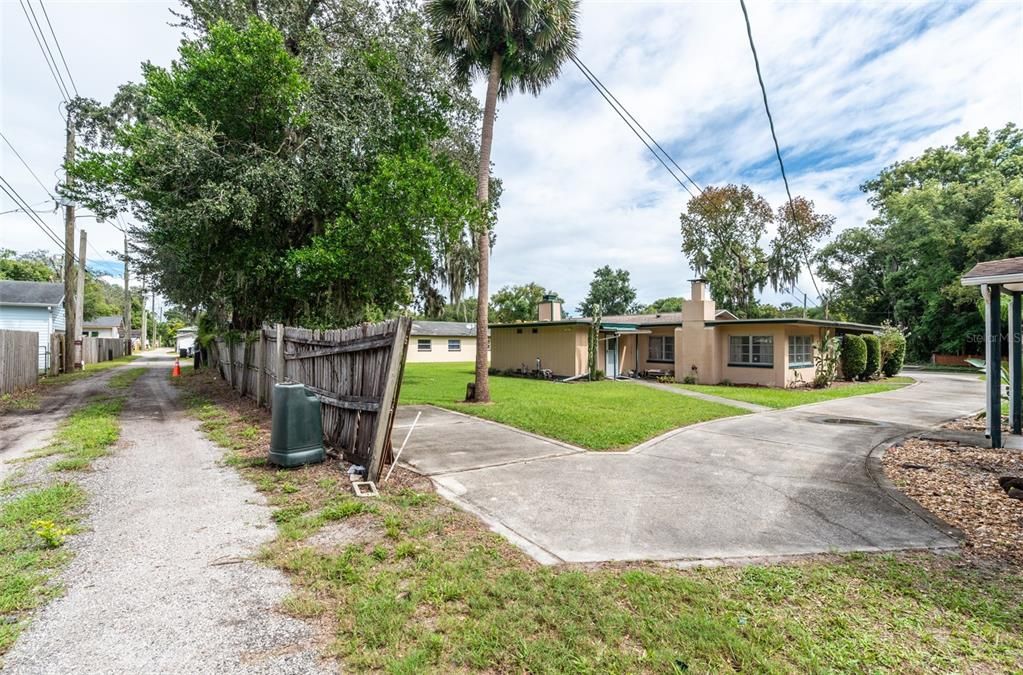 For Sale: $490,000 (3 beds, 3 baths, 2700 Square Feet)