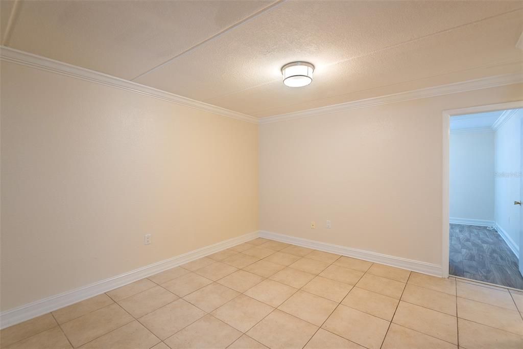 Active With Contract: $1,450 (2 beds, 1 baths, 700 Square Feet)