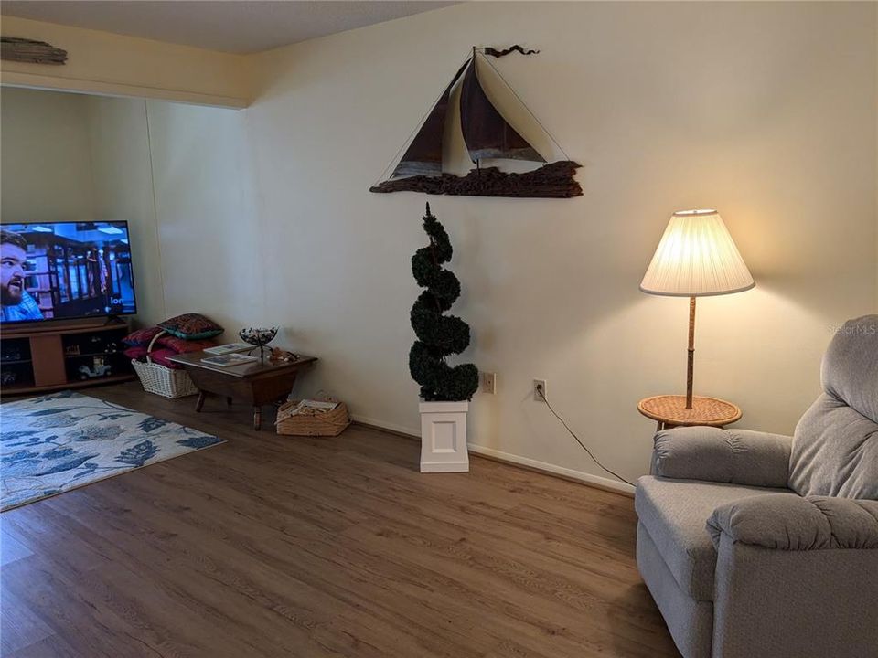 For Sale: $165,000 (2 beds, 2 baths, 1056 Square Feet)