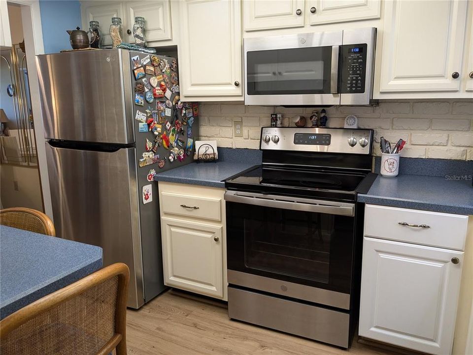 Stainless appliances, laminate flooring...