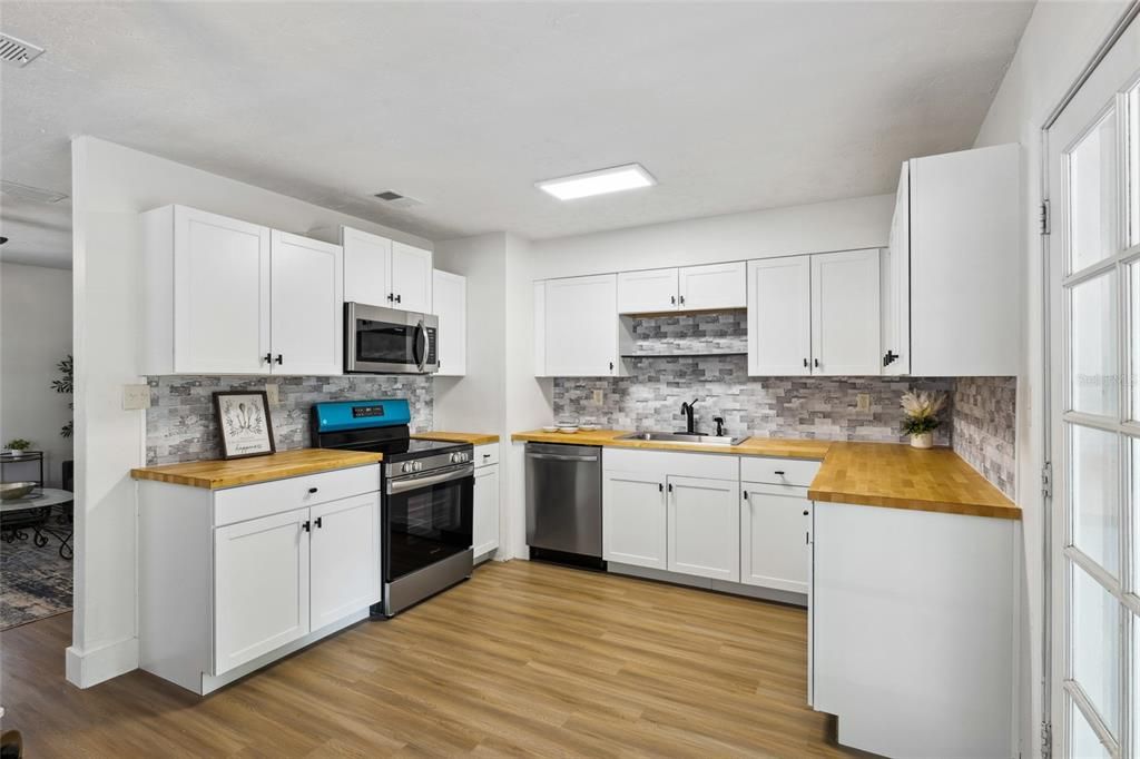 Active With Contract: $197,500 (3 beds, 2 baths, 1117 Square Feet)