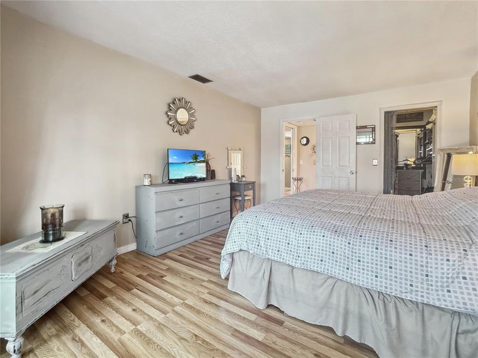 Active With Contract: $205,000 (1 beds, 1 baths, 815 Square Feet)