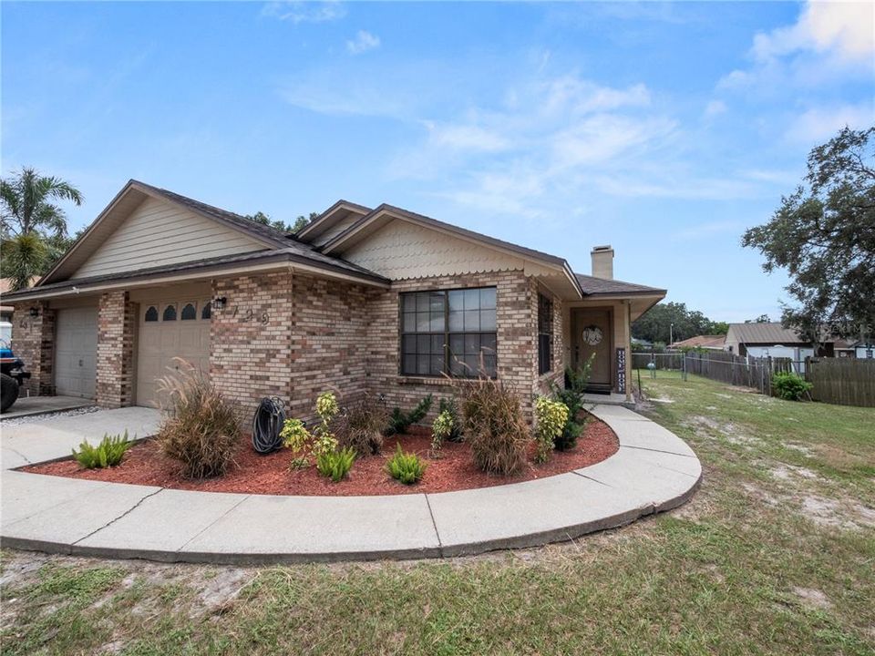 Active With Contract: $250,000 (2 beds, 2 baths, 1271 Square Feet)