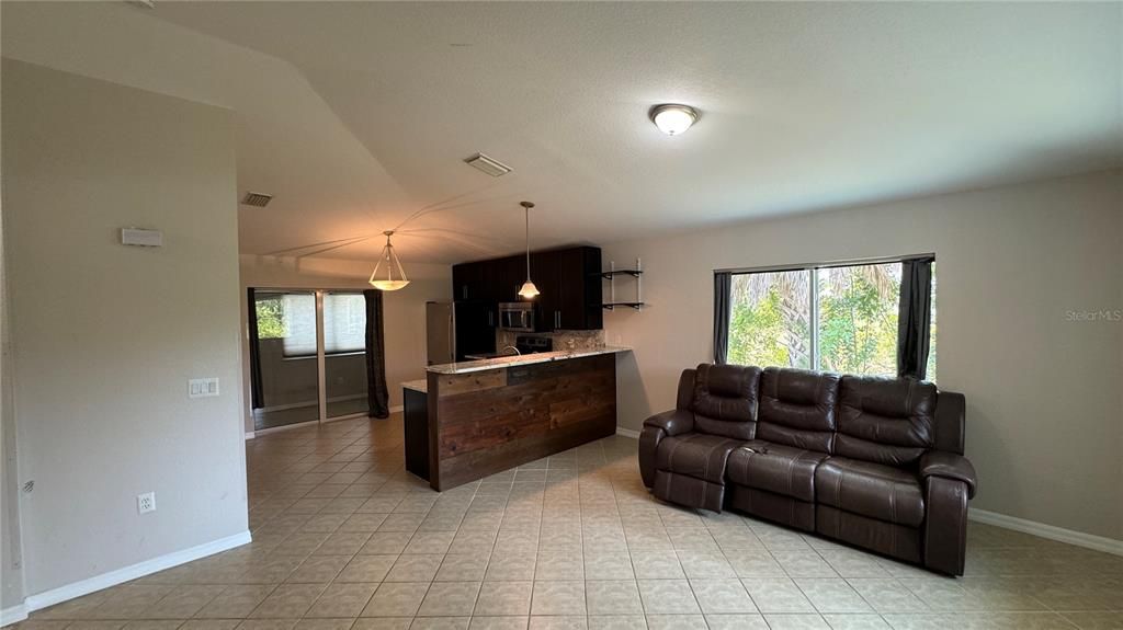 For Rent: $1,550 (2 beds, 1 baths, 986 Square Feet)