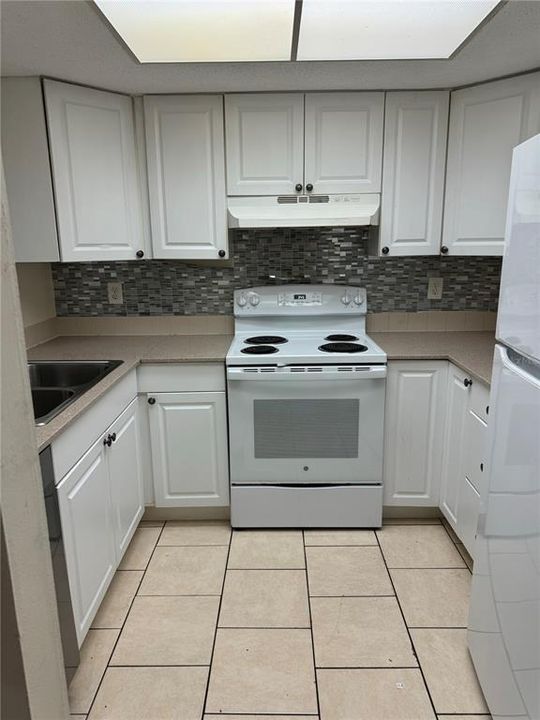 Active With Contract: $1,600 (2 beds, 1 baths, 850 Square Feet)