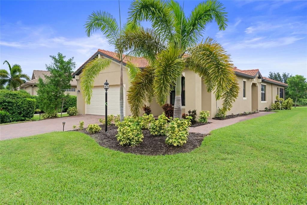 For Sale: $560,000 (2 beds, 2 baths, 1908 Square Feet)