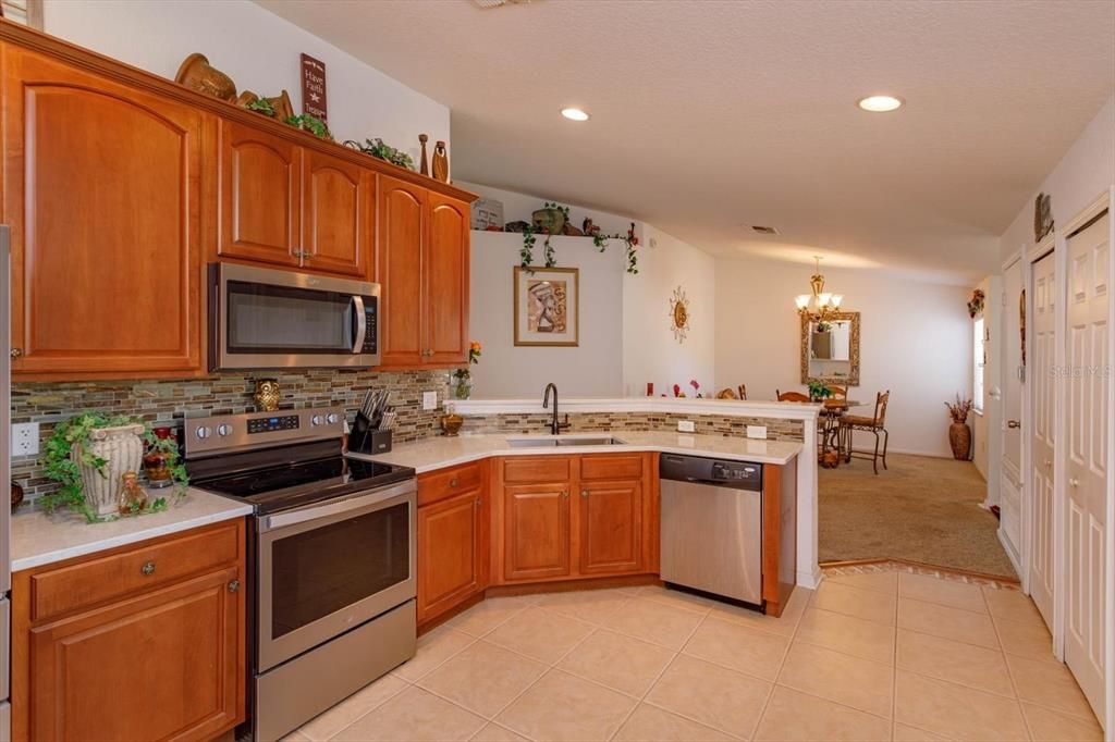 Quartz counters and stainless steel appliances