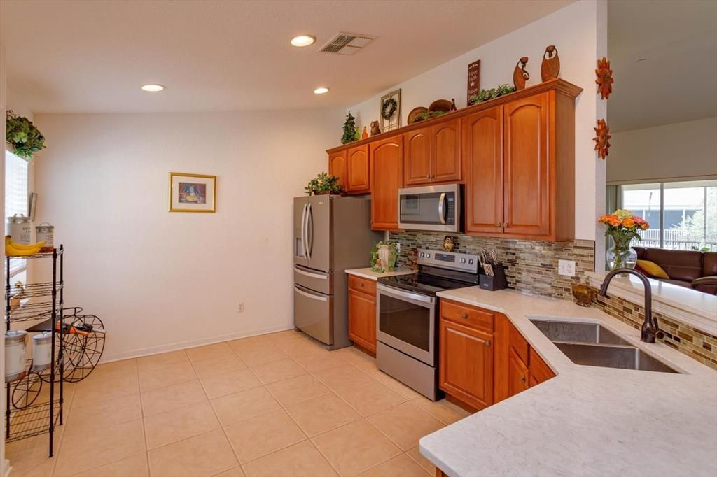 42 inch cabinets and tile backsplash