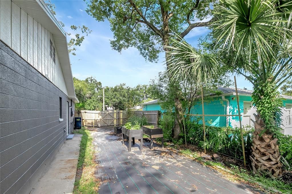 Active With Contract: $385,000 (3 beds, 2 baths, 1774 Square Feet)