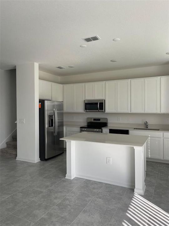 Active With Contract: $1,900 (3 beds, 2 baths, 1689 Square Feet)