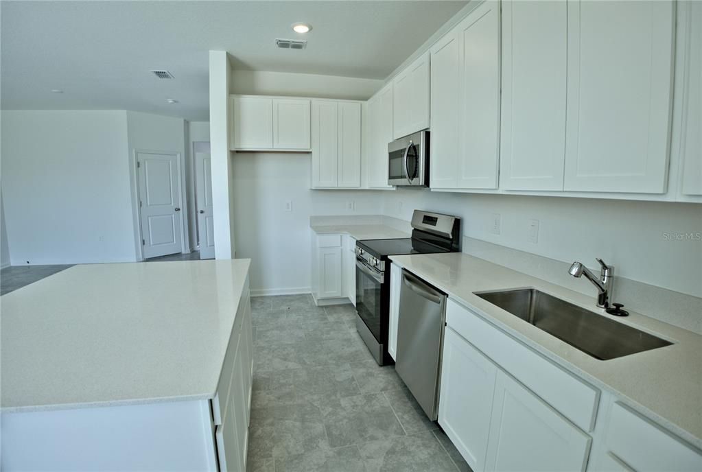 Active With Contract: $1,900 (3 beds, 2 baths, 1689 Square Feet)