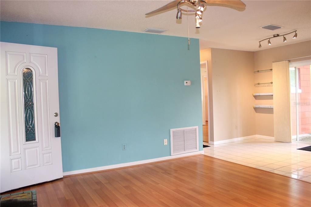 For Sale: $339,900 (3 beds, 2 baths, 1032 Square Feet)