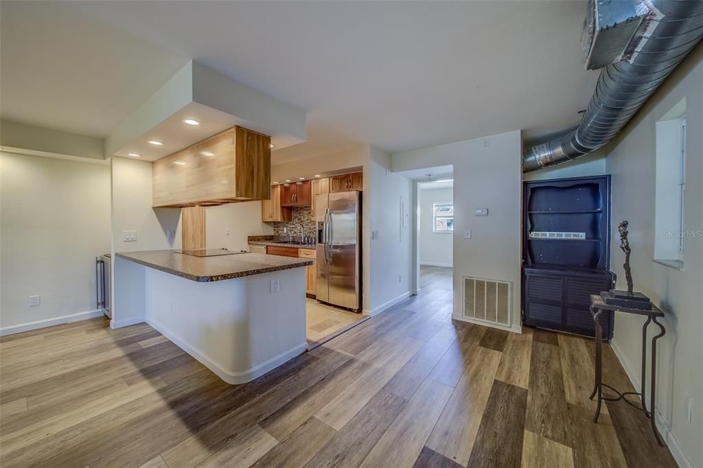 Active With Contract: $170,000 (1 beds, 1 baths, 814 Square Feet)