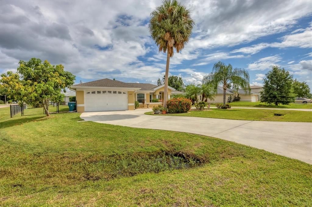 Active With Contract: $399,900 (4 beds, 3 baths, 2305 Square Feet)