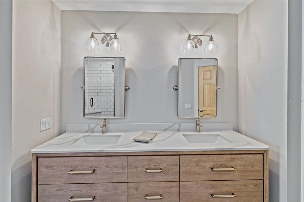 Dual Vanities . Quartz