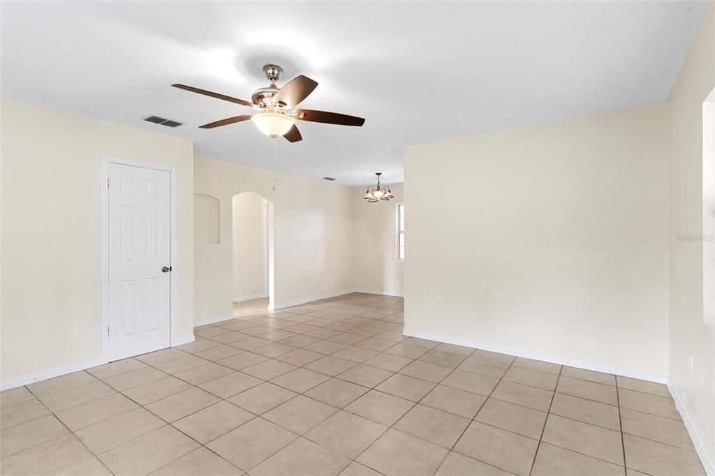 For Sale: $219,700 (2 beds, 1 baths, 825 Square Feet)