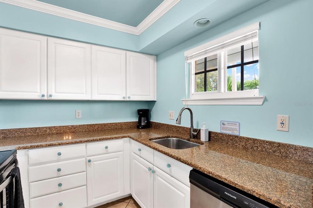 For Sale: $397,500 (1 beds, 1 baths, 735 Square Feet)