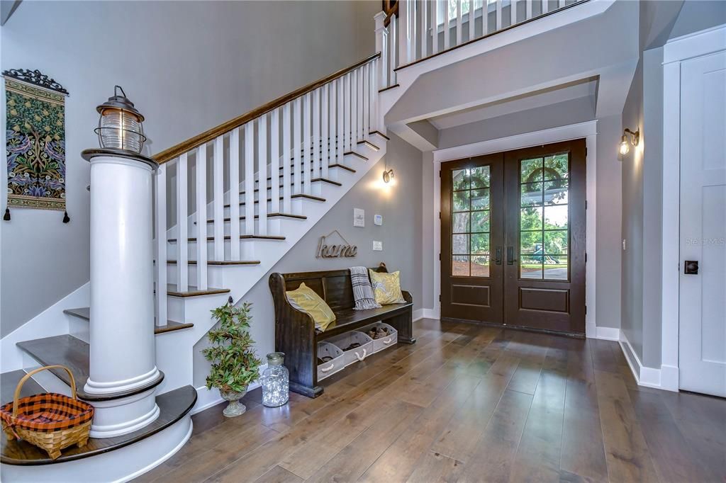 Foyer w/dimmable lighthouse post