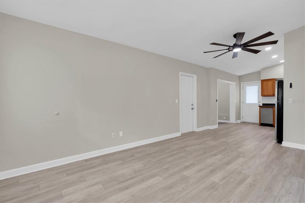 Active With Contract: $398,000 (2 beds, 1 baths, 1014 Square Feet)