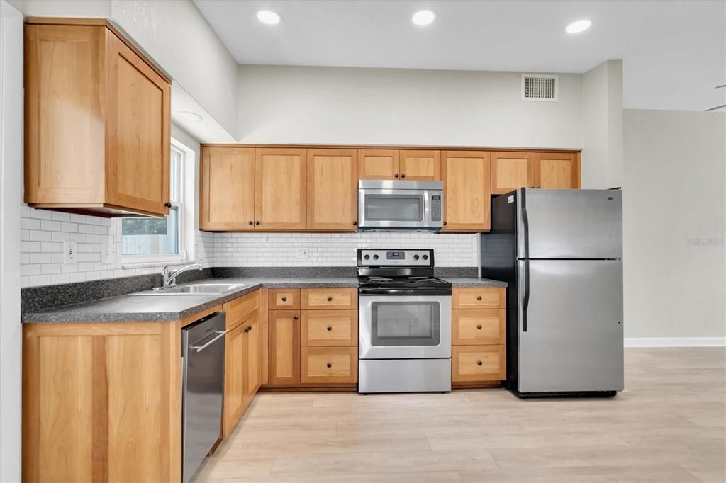 Active With Contract: $398,000 (2 beds, 1 baths, 1014 Square Feet)