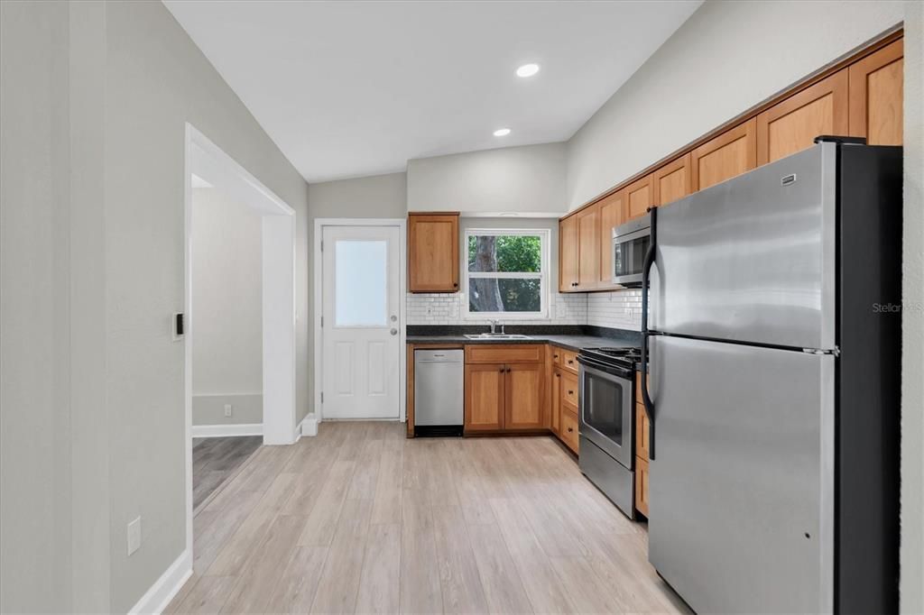 Active With Contract: $398,000 (2 beds, 1 baths, 1014 Square Feet)