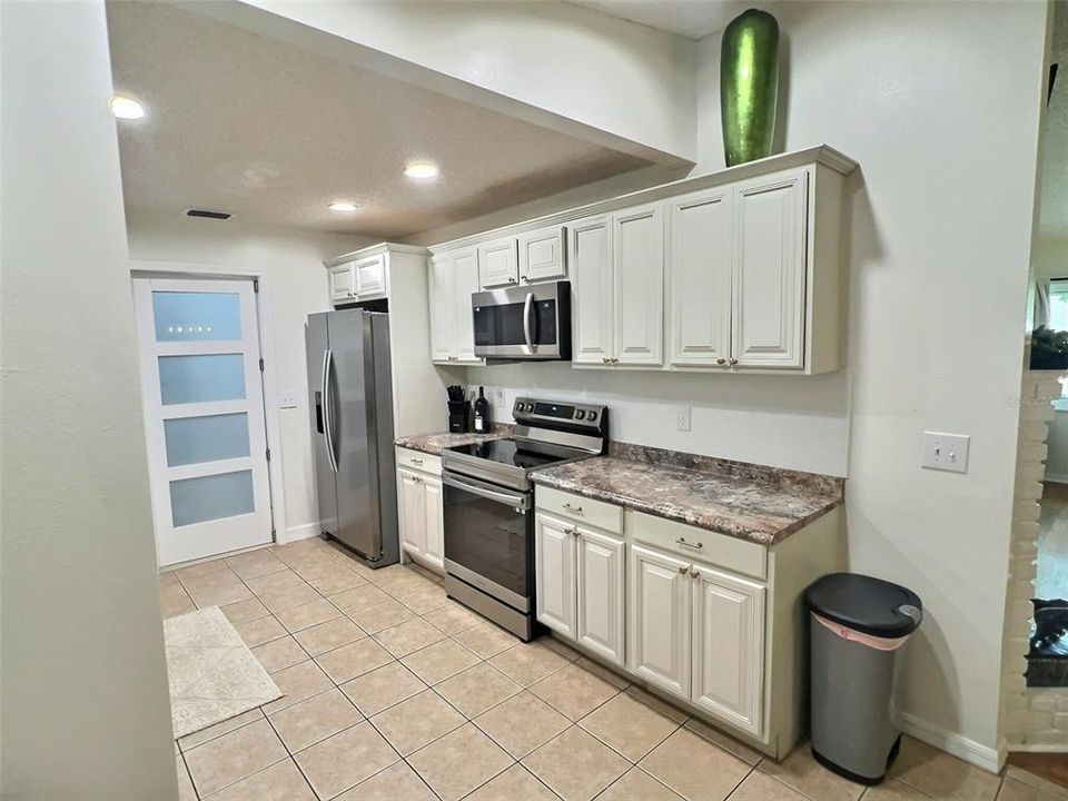 Active With Contract: $249,900 (3 beds, 2 baths, 1288 Square Feet)