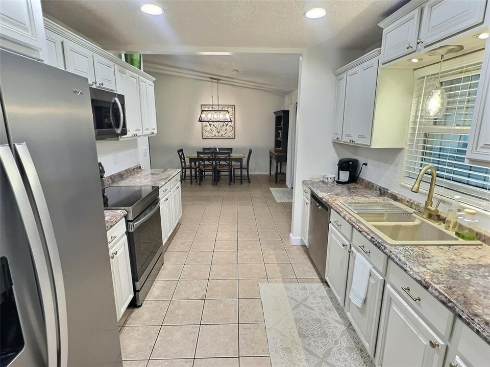 Active With Contract: $249,900 (3 beds, 2 baths, 1288 Square Feet)