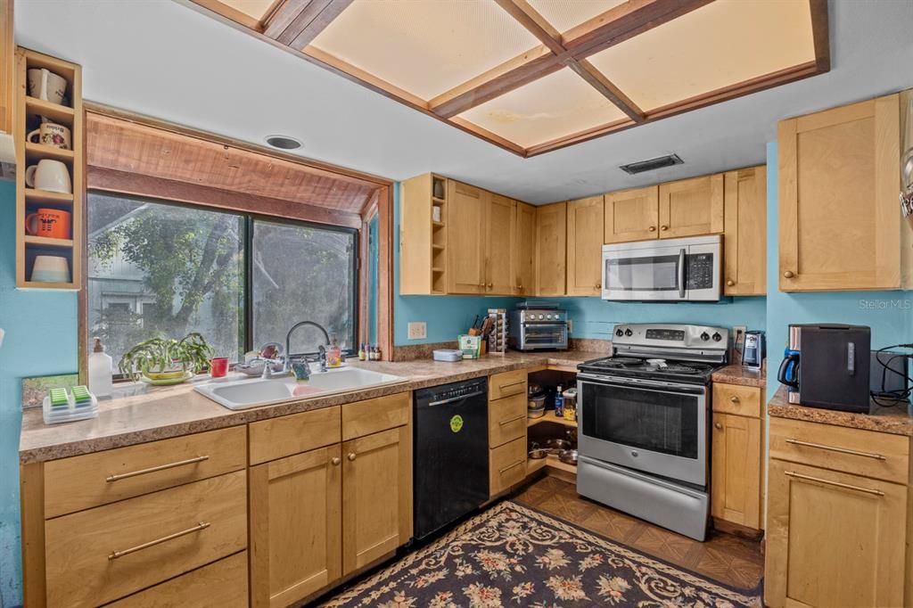 Active With Contract: $439,000 (2 beds, 1 baths, 2250 Square Feet)