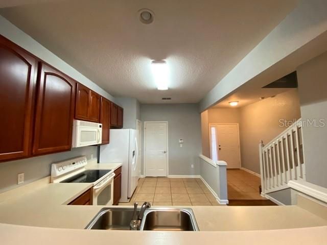 For Rent: $2,095 (3 beds, 2 baths, 1687 Square Feet)