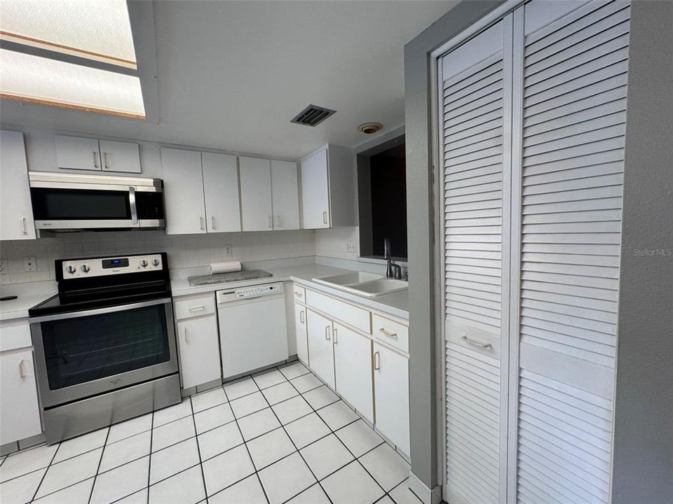 For Rent: $1,950 (2 beds, 2 baths, 1150 Square Feet)