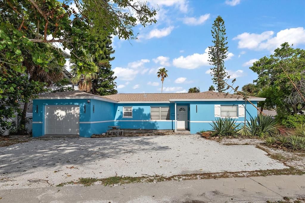 For Sale: $3,800,000 (3 beds, 2 baths, 1317 Square Feet)